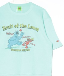 FRUIT OF THE LOOM（フルーツオブザルーム）の「【73】【Fruit of the Loom/フルーツオブザルーム】SESAMI STREETコラボ  キャラクターデザイン パフスリーブス ウェットTシャツ（Tシャツ/カットソー・レディース）」