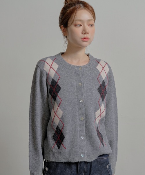 UNE MANSION（ユヌマンション）の「シェルボタンバイカラーダイヤアーガイルニットカーディガン（ニット/セーター・レディース・ネイビー/アイボリー/グレー・FREE）」の5枚目の写真