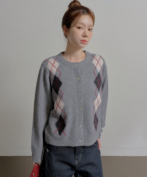 UNE MANSION（ユヌマンション）の「シェルボタンバイカラーダイヤアーガイルニットカーディガン（ニット/セーター・レディース・ネイビー/アイボリー/グレー・FREE）」の4枚目の写真