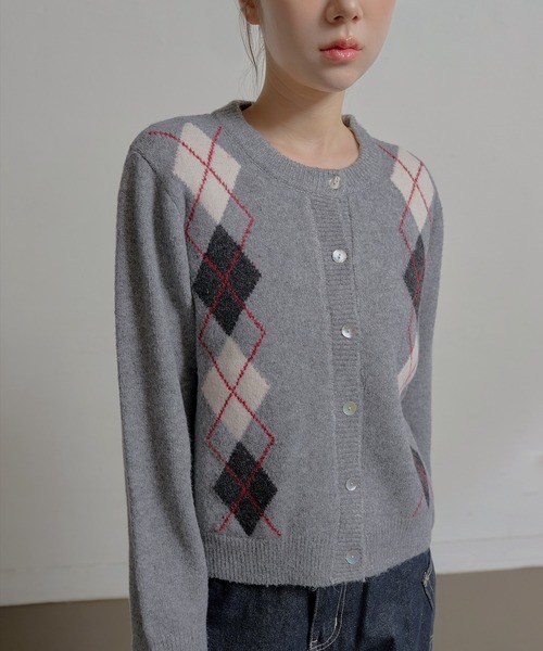 UNE MANSION（ユヌマンション）の「シェルボタンバイカラーダイヤアーガイルニットカーディガン（ニット/セーター・レディース・ネイビー/アイボリー/グレー・FREE）」の7枚目の写真