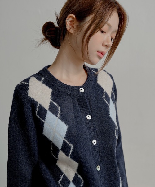 UNE MANSION（ユヌマンション）の「シェルボタンバイカラーダイヤアーガイルニットカーディガン（ニット/セーター・レディース・ネイビー/アイボリー/グレー・FREE）」の12枚目の写真