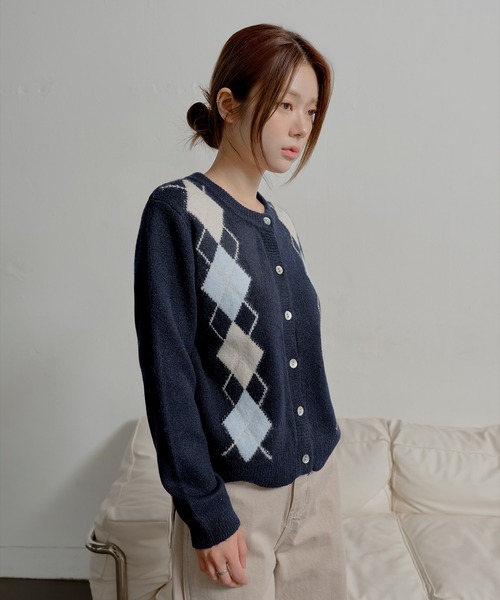 UNE MANSION（ユヌマンション）の「シェルボタンバイカラーダイヤアーガイルニットカーディガン（ニット/セーター・レディース・ネイビー/アイボリー/グレー・FREE）」の10枚目の写真