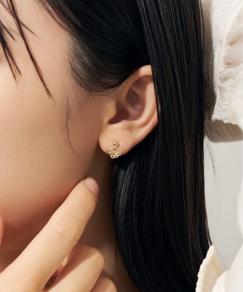 Jewel closet by L&Co.（ジュエルクローゼットバイエルアンドコー）の「K10 スワン/白鳥 カラーストーン ピアス（ピアス（両耳用）・レディース・ゴールド系1/ゴールド系2・FREE）」の4枚目の写真
