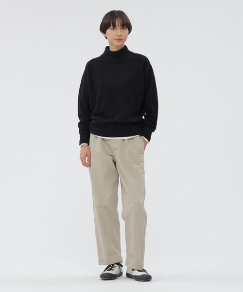 MHL.（エムエイチエル）の「ORGANIC COTTON SATEEN TROUSERS（その他パンツ・レディース・グレー系その他4/ベージュ系その他・0/3/2/1）」の2枚目の写真