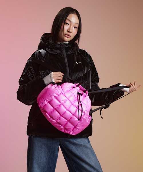 NIKE(ナイキ)の「ナイキ スポーツウェア パフル バックパック (9L) / Nike Sportswear Puffle Backpack (9L) HQ6693-606 Pink Spell(バックパック/リュック・メンズ・ピンク系その他2・ONE SIZE)」の1枚目の写真