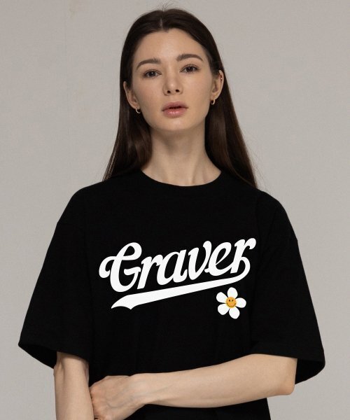 GRAVER（グレーバー）の「[UNISEX]ベースボールのロゴフラワースマイルバンファルティ_ブラック（Tシャツ/カットソー・レディース・ブラック・LARGE/MEDIUM/SMALL/X-LARGE）」の2枚目の写真
