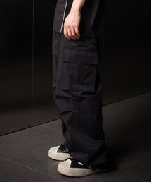 IUGAMAKARAS（イウガマカラス）の「Line Cargo Pants (Black)（その他パンツ）」