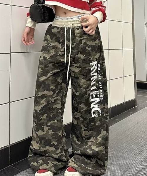セール】迷彩ワイドスウェットパンツ 英字プリント 裾ドローコード調節