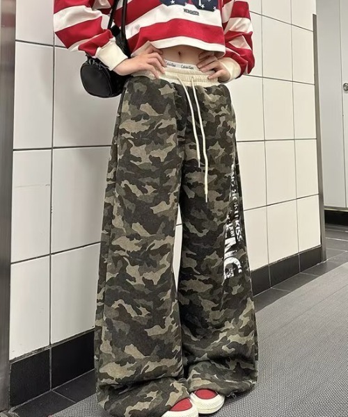 セール】迷彩ワイドスウェットパンツ 英字プリント 裾ドローコード調節