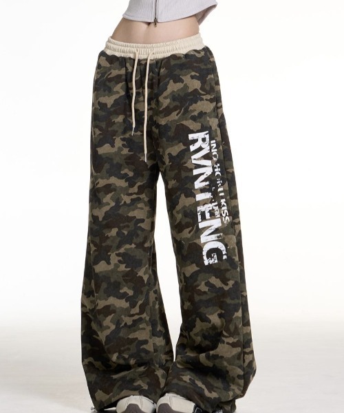セール】迷彩ワイドスウェットパンツ 英字プリント 裾ドローコード調節