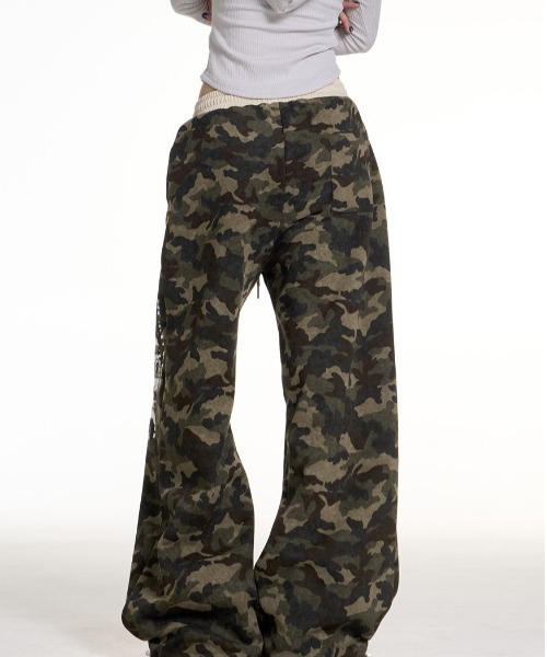 セール】迷彩ワイドスウェットパンツ 英字プリント 裾ドローコード調節
