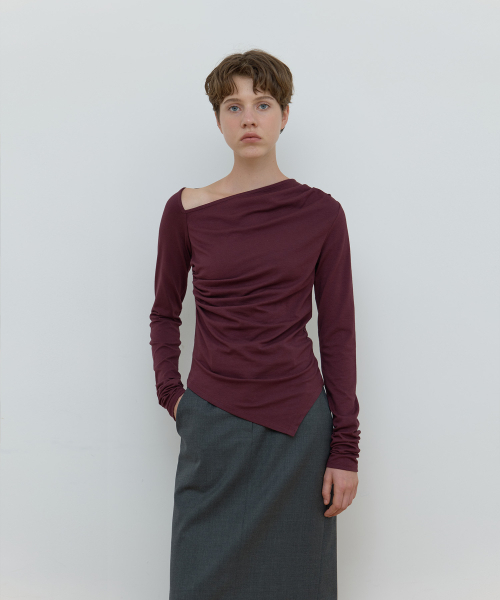Majournee(マジョネ)の「ASYMMETRIC SHIRRING TOP_WINE(Tシャツ/カットソー・レディース・バーガンディー・SMALL/MEDIUM)」の1枚目の写真