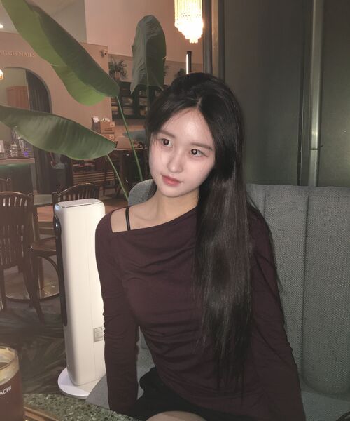 Majournee(マジョネ)の「ASYMMETRIC SHIRRING TOP_WINE(Tシャツ/カットソー・レディース・バーガンディー・SMALL/MEDIUM)」の2枚目の写真