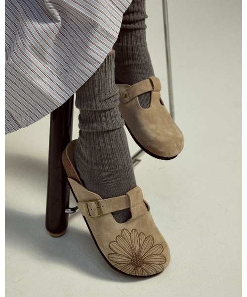Mardi Mercredi(マルディメクルディ)の「CLASSIQUE T-STRAP SUEDE MULE / クラシック ストラップ スウェード ミュール サンダル(スリッポン・レディース・サンドベージュ/ブラウン/スモークピンク/ブラック/ダークブラウン/ピンク・23cm/24cm/25cm)」の8枚目の写真