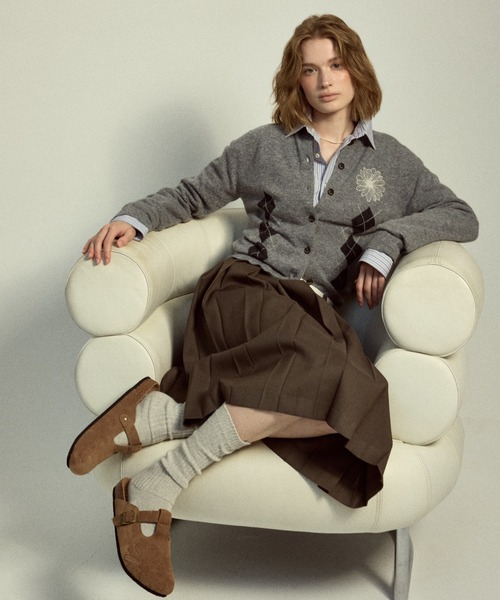 Mardi Mercredi(マルディメクルディ)の「CLASSIQUE T-STRAP SUEDE MULE / クラシック ストラップ スウェード ミュール サンダル(スリッポン・レディース・サンドベージュ/ブラウン/スモークピンク/ブラック/ダークブラウン/ピンク・23cm/24cm/25cm)」の11枚目の写真