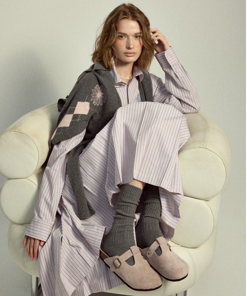 Mardi Mercredi(マルディメクルディ)の「CLASSIQUE T-STRAP SUEDE MULE / クラシック ストラップ スウェード ミュール サンダル(スリッポン・レディース・サンドベージュ/ブラウン/スモークピンク/ブラック/ダークブラウン/ピンク・23cm/24cm/25cm)」の15枚目の写真