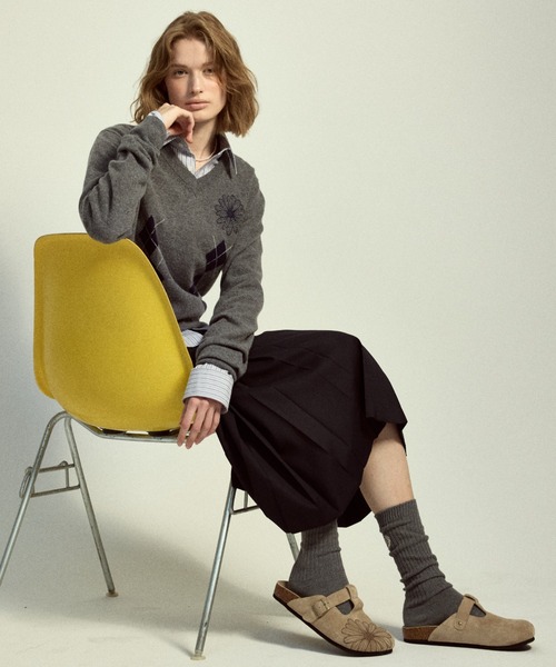 Mardi Mercredi(マルディメクルディ)の「CLASSIQUE T-STRAP SUEDE MULE / クラシック ストラップ スウェード ミュール サンダル(スリッポン・レディース・サンドベージュ/ブラウン/スモークピンク/ブラック/ダークブラウン/ピンク・23cm/24cm/25cm)」の7枚目の写真