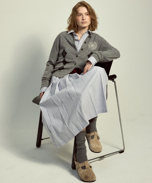 Mardi Mercredi(マルディメクルディ)の「CLASSIQUE T-STRAP SUEDE MULE / クラシック ストラップ スウェード ミュール サンダル(スリッポン・レディース・サンドベージュ/ブラウン/スモークピンク/ブラック/ダークブラウン/ピンク・23cm/24cm/25cm)」の8枚目の写真