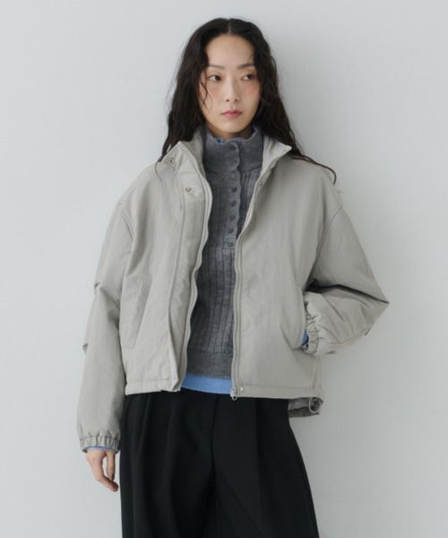 NUJOH(ヌゾ)の「Minimal Stand Collar Blouson / ミニマルスタンドカラーブルゾン(ブルゾン・レディース・グレー/カーキ・FREE)」の1枚目の写真