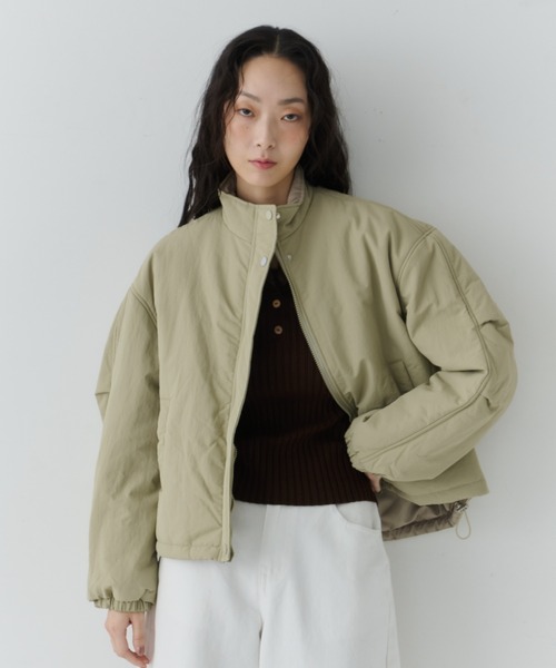 NUJOH(ヌゾ)の「Minimal Stand Collar Blouson / ミニマルスタンドカラーブルゾン(ブルゾン・レディース・グレー/カーキ・FREE)」の12枚目の写真