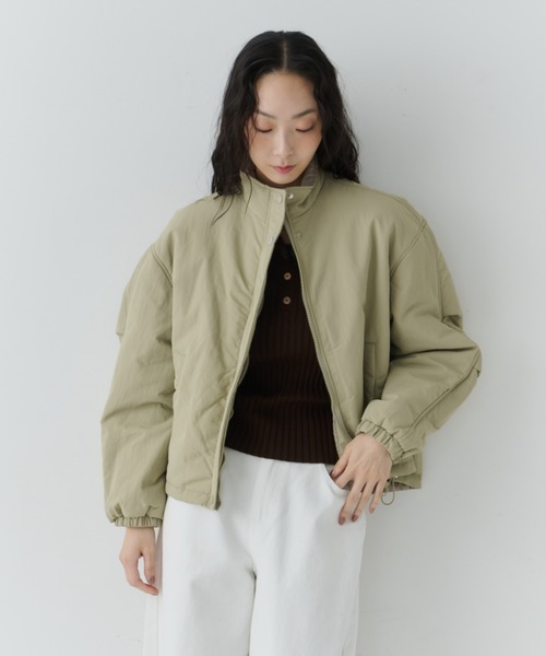 NUJOH(ヌゾ)の「Minimal Stand Collar Blouson / ミニマルスタンドカラーブルゾン(ブルゾン・レディース・グレー/カーキ・FREE)」の13枚目の写真