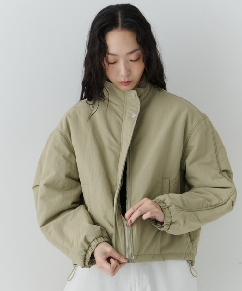 NUJOH(ヌゾ)の「Minimal Stand Collar Blouson / ミニマルスタンドカラーブルゾン(ブルゾン・レディース・グレー/カーキ・FREE)」の8枚目の写真