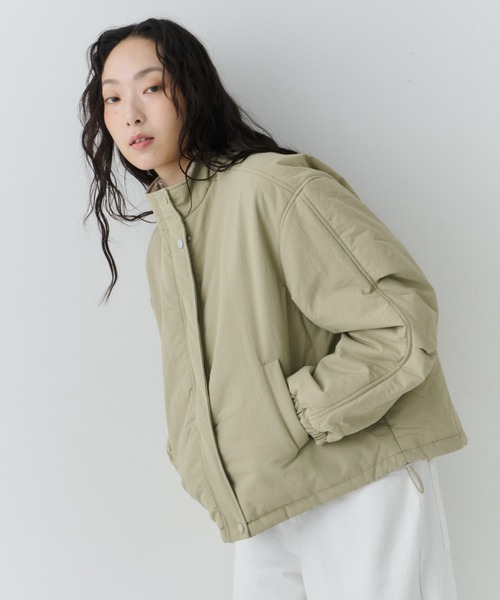 NUJOH(ヌゾ)の「Minimal Stand Collar Blouson / ミニマルスタンドカラーブルゾン(ブルゾン・レディース・グレー/カーキ・FREE)」の9枚目の写真
