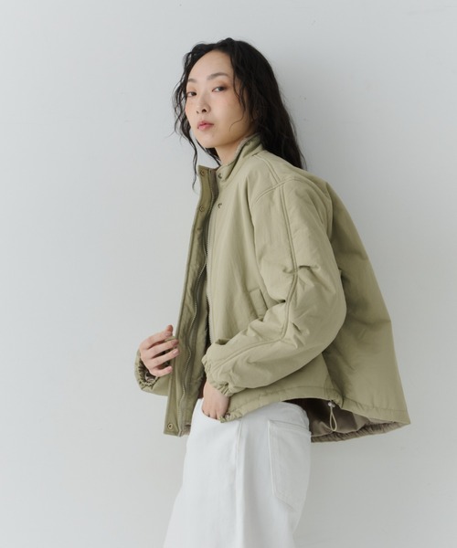 NUJOH(ヌゾ)の「Minimal Stand Collar Blouson / ミニマルスタンドカラーブルゾン(ブルゾン・レディース・グレー/カーキ・FREE)」の10枚目の写真