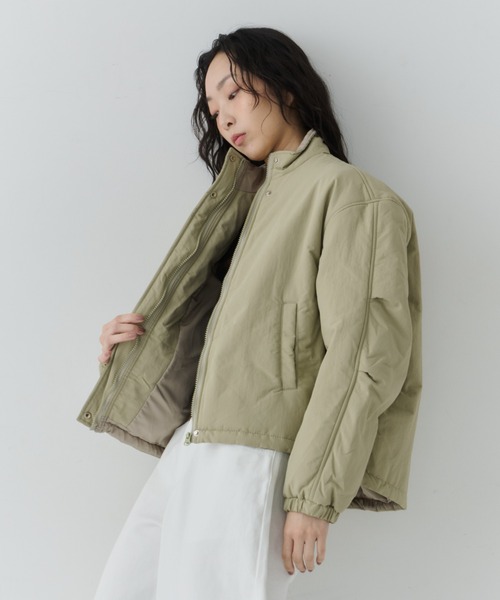 NUJOH(ヌゾ)の「Minimal Stand Collar Blouson / ミニマルスタンドカラーブルゾン(ブルゾン・レディース・グレー/カーキ・FREE)」の11枚目の写真