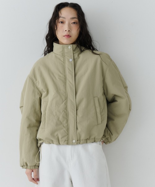 NUJOH(ヌゾ)の「Minimal Stand Collar Blouson / ミニマルスタンドカラーブルゾン(ブルゾン・レディース・グレー/カーキ・FREE)」の7枚目の写真