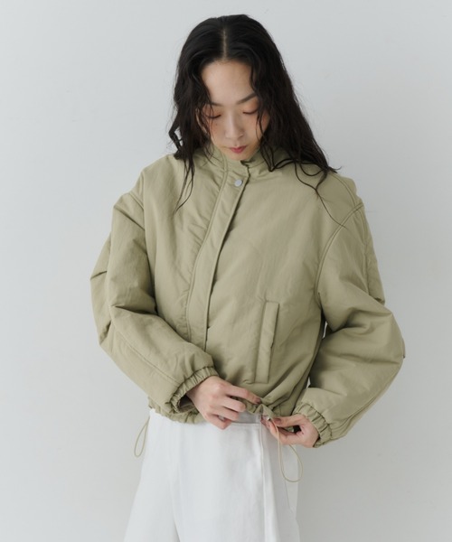 NUJOH(ヌゾ)の「Minimal Stand Collar Blouson / ミニマルスタンドカラーブルゾン(ブルゾン・レディース・グレー/カーキ・FREE)」の14枚目の写真