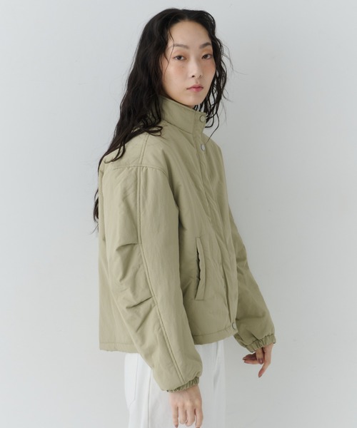 NUJOH(ヌゾ)の「Minimal Stand Collar Blouson / ミニマルスタンドカラーブルゾン(ブルゾン・レディース・グレー/カーキ・FREE)」の16枚目の写真