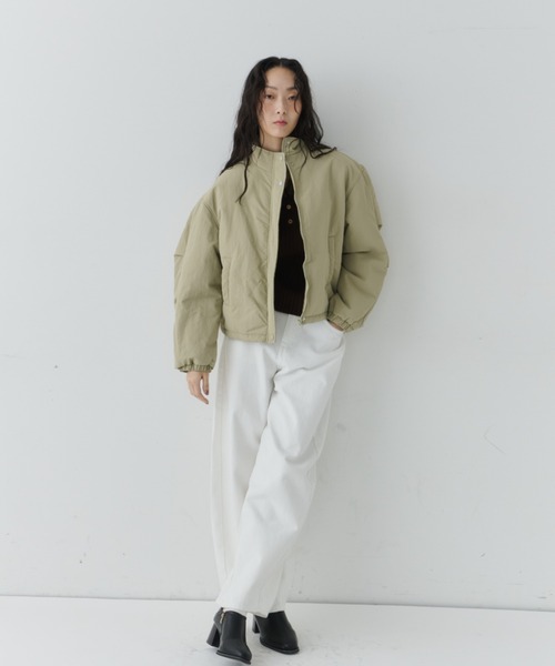 NUJOH(ヌゾ)の「Minimal Stand Collar Blouson / ミニマルスタンドカラーブルゾン(ブルゾン・レディース・グレー/カーキ・FREE)」の20枚目の写真