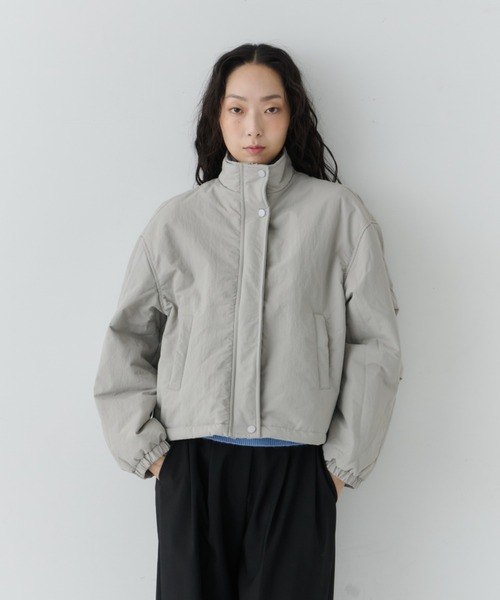 NUJOH(ヌゾ)の「Minimal Stand Collar Blouson / ミニマルスタンドカラーブルゾン(ブルゾン・レディース・グレー/カーキ・FREE)」の22枚目の写真