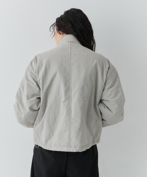 NUJOH(ヌゾ)の「Minimal Stand Collar Blouson / ミニマルスタンドカラーブルゾン(ブルゾン・レディース・グレー/カーキ・FREE)」の3枚目の写真