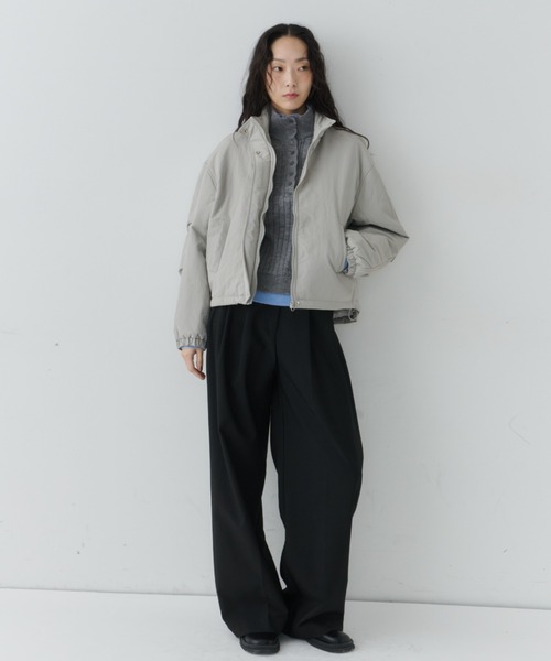 NUJOH(ヌゾ)の「Minimal Stand Collar Blouson / ミニマルスタンドカラーブルゾン(ブルゾン・レディース・グレー/カーキ・FREE)」の4枚目の写真