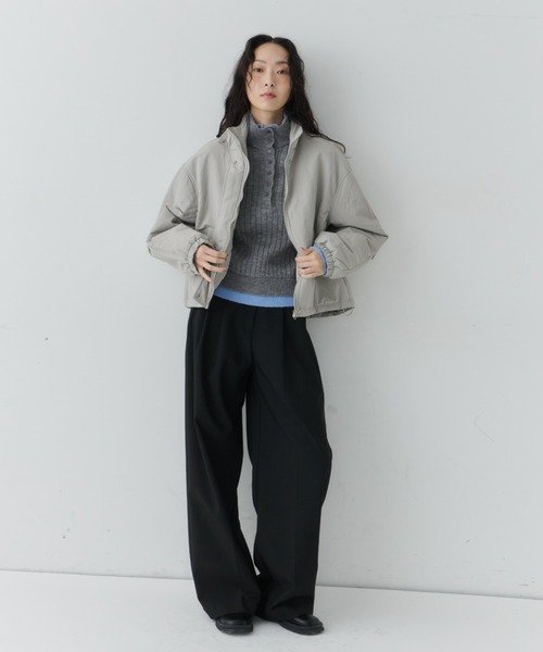 NUJOH(ヌゾ)の「Minimal Stand Collar Blouson / ミニマルスタンドカラーブルゾン(ブルゾン・レディース・グレー/カーキ・FREE)」の5枚目の写真