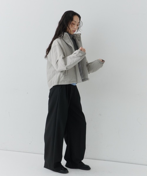 NUJOH(ヌゾ)の「Minimal Stand Collar Blouson / ミニマルスタンドカラーブルゾン(ブルゾン・レディース・グレー/カーキ・FREE)」の6枚目の写真