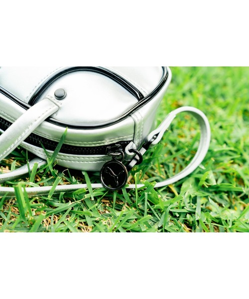 PUMA（プーマ）の「プーマ 【PUMA】-  メタリック マイクロ バッグ【PUMA-1976 METALLIC MICRO GRIP BAG GLACIAL GRAY / PUMA BLACK【92485-01】SILVER】（ショルダーバッグ・レディース・シルバー×ブラック・ONE SIZE）」の6枚目の写真