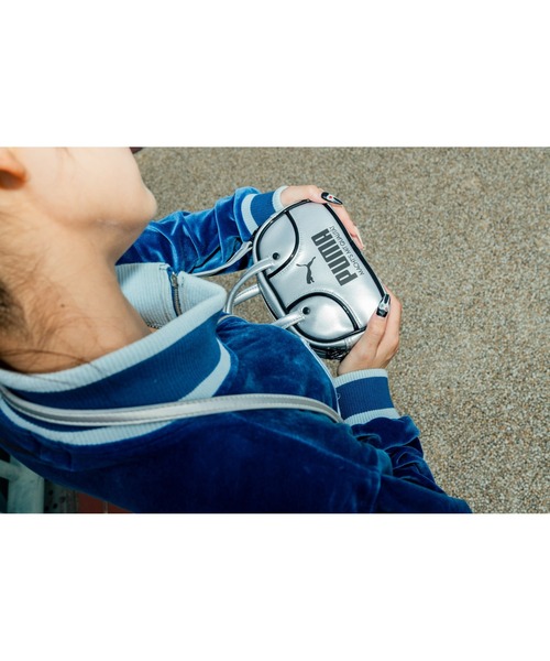 PUMA（プーマ）の「プーマ 【PUMA】-  メタリック マイクロ バッグ【PUMA-1976 METALLIC MICRO GRIP BAG GLACIAL GRAY / PUMA BLACK【92485-01】SILVER】（ショルダーバッグ・レディース・シルバー×ブラック・ONE SIZE）」の8枚目の写真