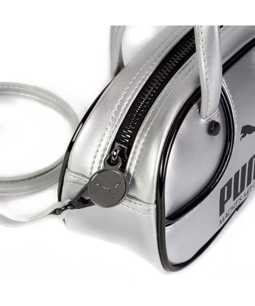 PUMA（プーマ）の「プーマ 【PUMA】-  メタリック マイクロ バッグ【PUMA-1976 METALLIC MICRO GRIP BAG GLACIAL GRAY / PUMA BLACK【92485-01】SILVER】（ショルダーバッグ・レディース・シルバー×ブラック・ONE SIZE）」の4枚目の写真