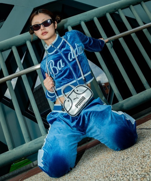 PUMA（プーマ）の「プーマ 【PUMA】-  メタリック マイクロ バッグ【PUMA-1976 METALLIC MICRO GRIP BAG GLACIAL GRAY / PUMA BLACK【92485-01】SILVER】（ショルダーバッグ・レディース・シルバー×ブラック・ONE SIZE）」の7枚目の写真