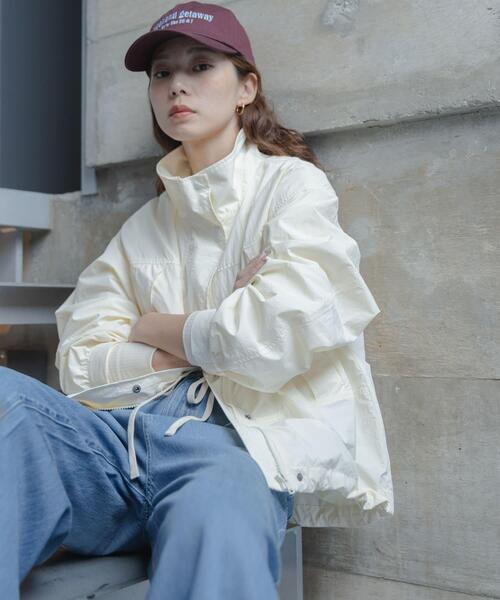 URBAN RESEARCH Sonny Label(アーバンリサーチサニーレーベル)の「撥水スタンドカラーナイロンブルゾン(ナイロンジャケット・レディース・ベージュ系その他/ホワイト系その他/ブラック・FREE)」の2枚目の写真