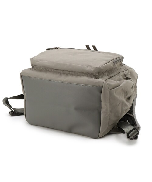 SHOO・LA・RUE（シューラルー）の「【撥水/13ポケット】ワンタッチショルダー 自立リュック（バックパック/リュック・レディース・ナチュラル/ブラック・00）」の12枚目の写真