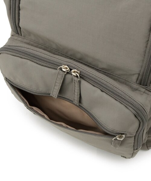 SHOO・LA・RUE（シューラルー）の「【撥水/13ポケット】ワンタッチショルダー 自立リュック（バックパック/リュック・レディース・ナチュラル/ブラック・00）」の17枚目の写真