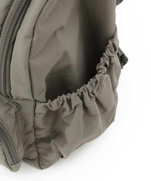 SHOO・LA・RUE（シューラルー）の「【撥水/13ポケット】ワンタッチショルダー 自立リュック（バックパック/リュック・レディース・ナチュラル/ブラック・00）」の18枚目の写真