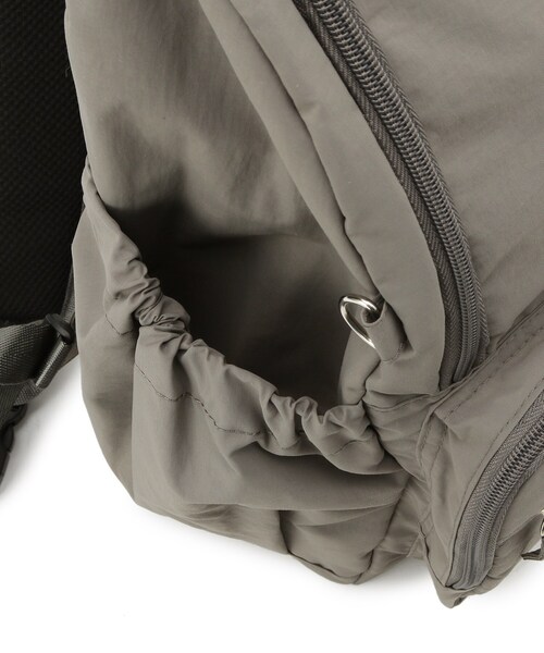 SHOO・LA・RUE（シューラルー）の「【撥水/13ポケット】ワンタッチショルダー 自立リュック（バックパック/リュック・レディース・ナチュラル/ブラック・00）」の19枚目の写真