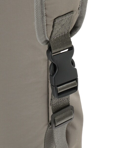 SHOO・LA・RUE（シューラルー）の「【撥水/13ポケット】ワンタッチショルダー 自立リュック（バックパック/リュック・レディース・ナチュラル/ブラック・00）」の21枚目の写真