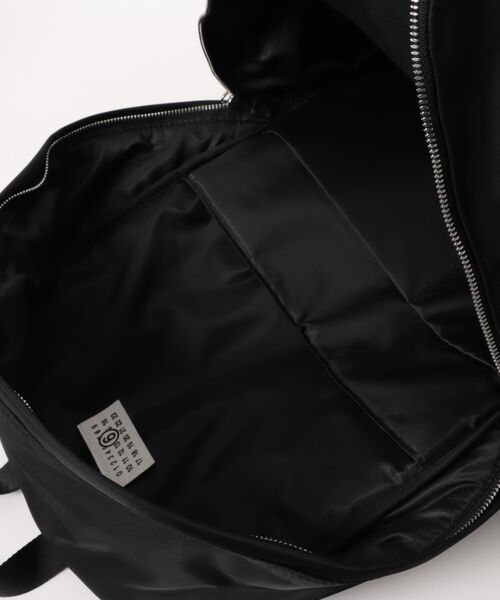 MM6 Maison Margiela（ｴﾑｴﾑｼｯｸｽ ﾒｿﾞﾝ ﾏﾙｼﾞｪﾗ）の「MM6　THREE POCKET BACKPACK（バックパック/リュック・メンズ・ブラック・FREE）」の4枚目の写真