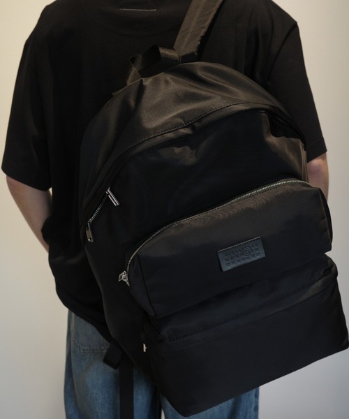 MM6 Maison Margiela(エムエムシックス メゾン マルジェラ)の「MM6 THREE POCKET BACKPACK(バックパック/リュック・メンズ・ブラック・FREE)」の1枚目の写真